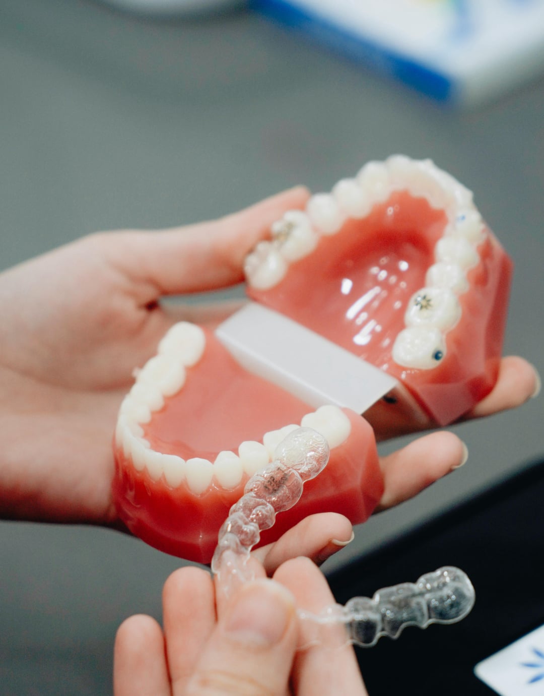 Dental model and a sample aligner